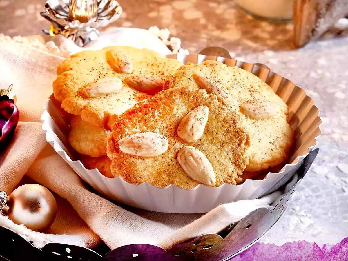 Almond biscuits