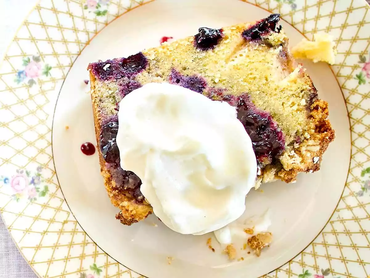 Apple and blueberry cake with marzipan crumble