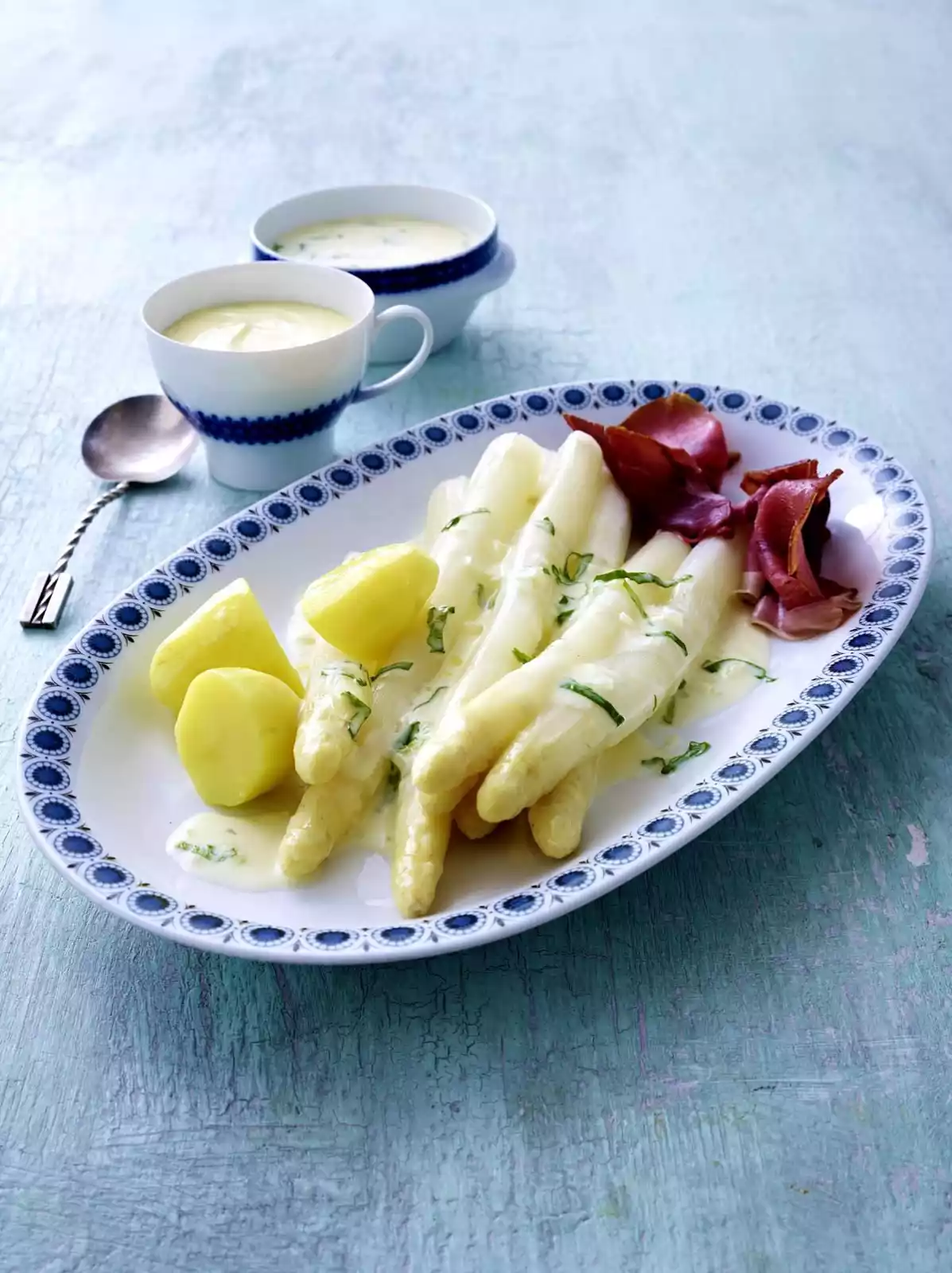 Asparagus Plate With Wild Garlic Cream Recipe