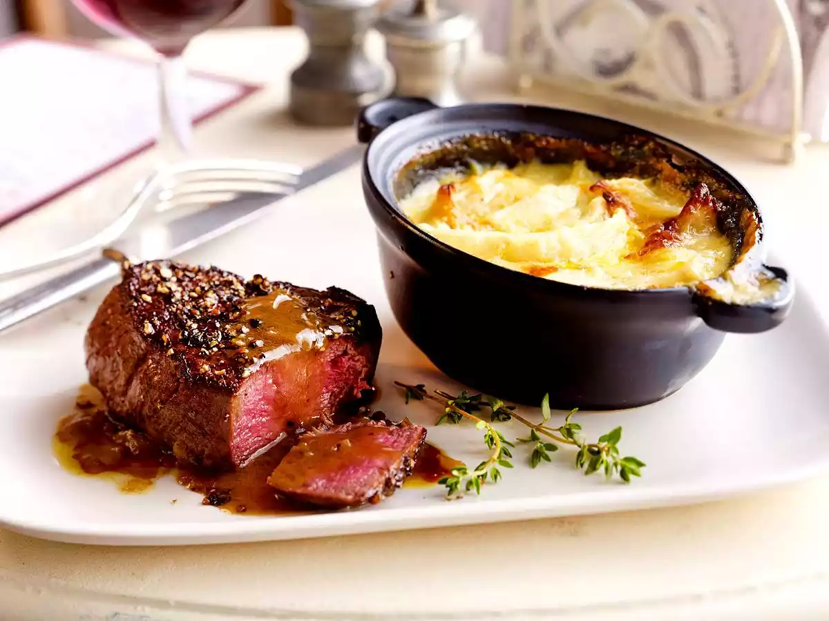 Creamy cheese and onion gratin with pepper steak