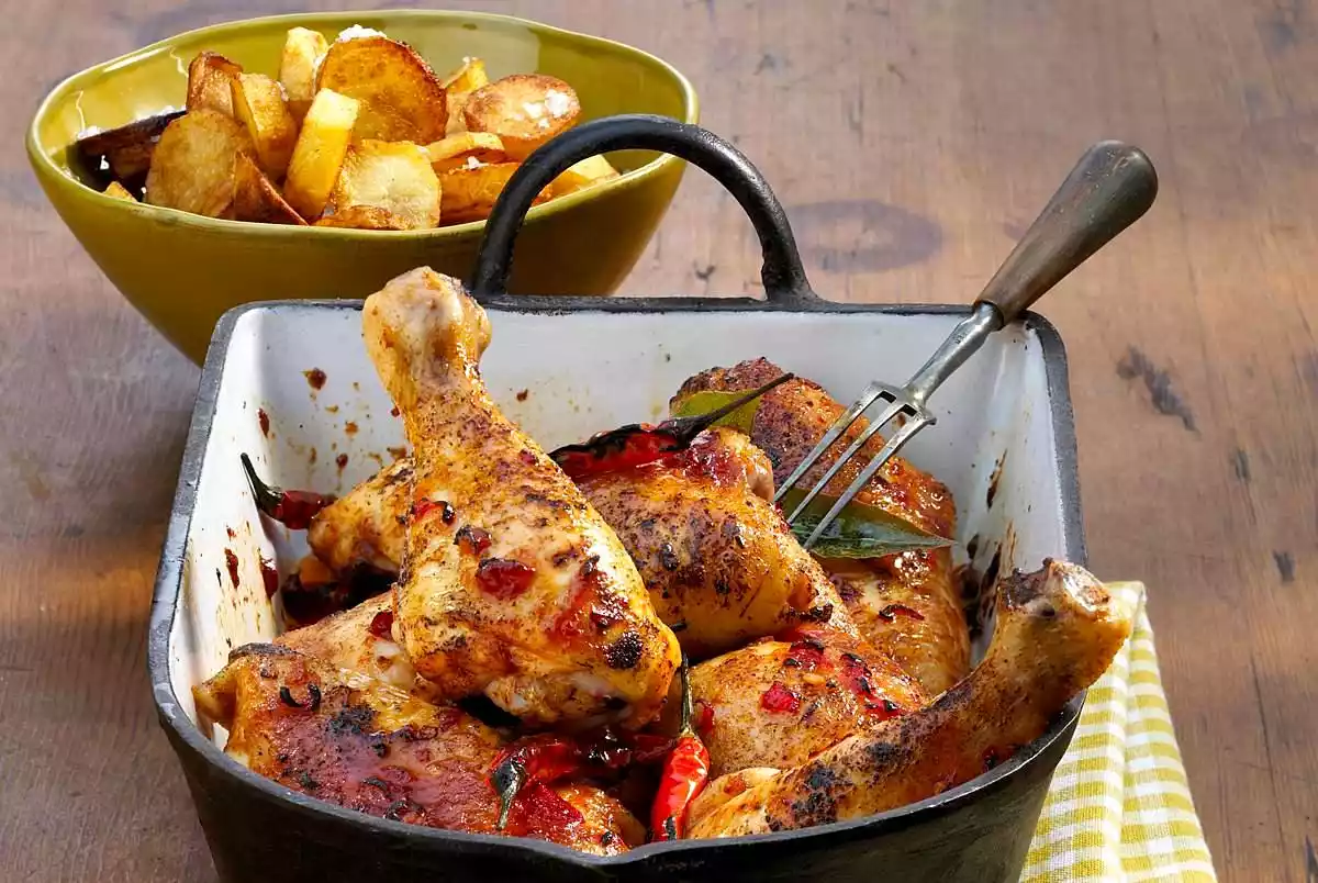 Frango Piri-Piri com batatas fritas (chili chicken with potato chips)