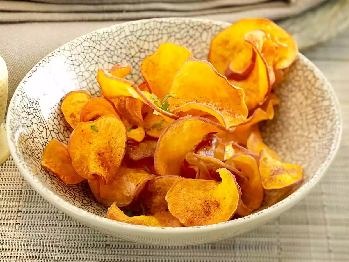 Fried sweet potatoes with cinnamon and herbs