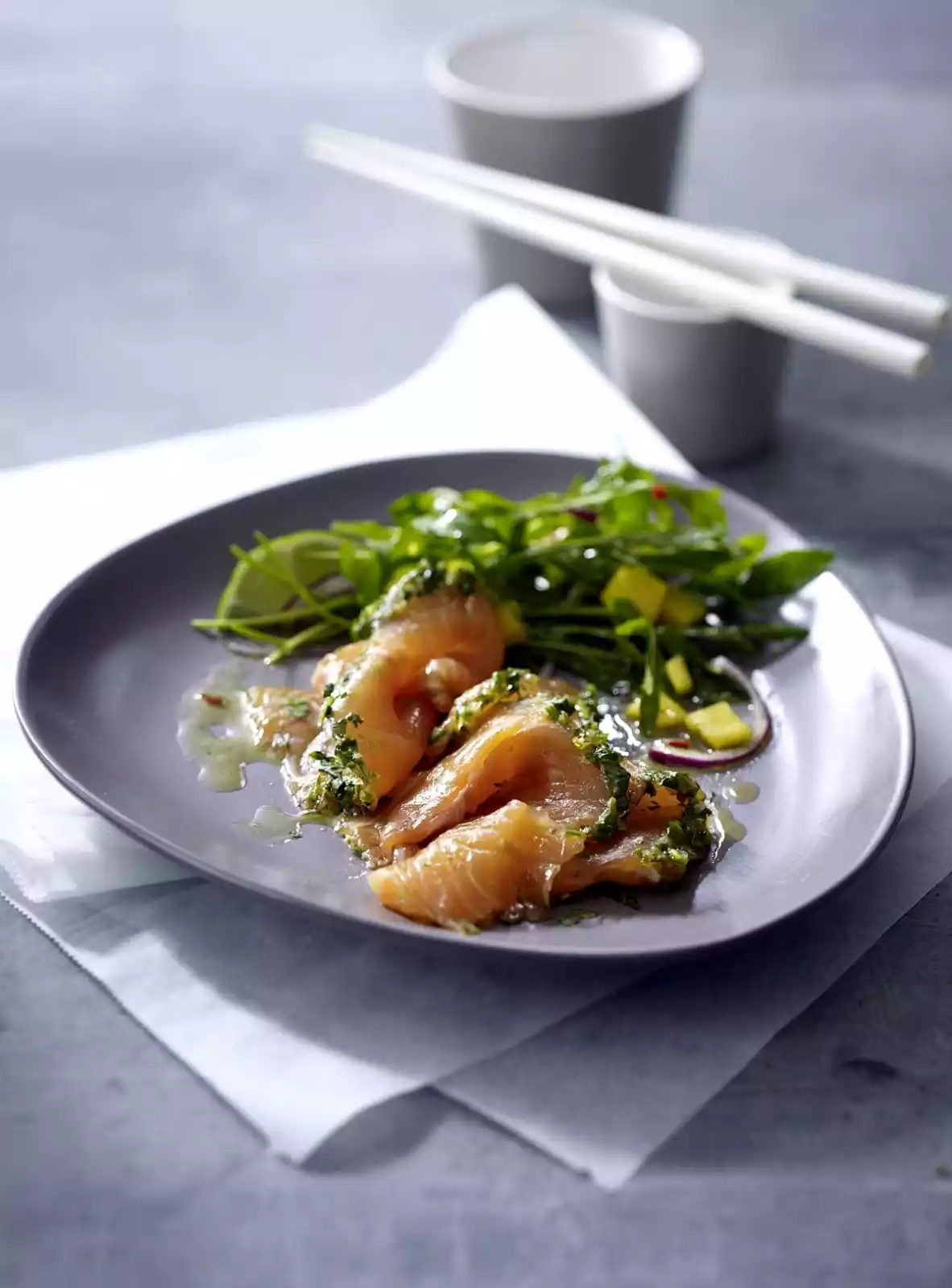 Graved salmon Asia style with rocket-mango salad
