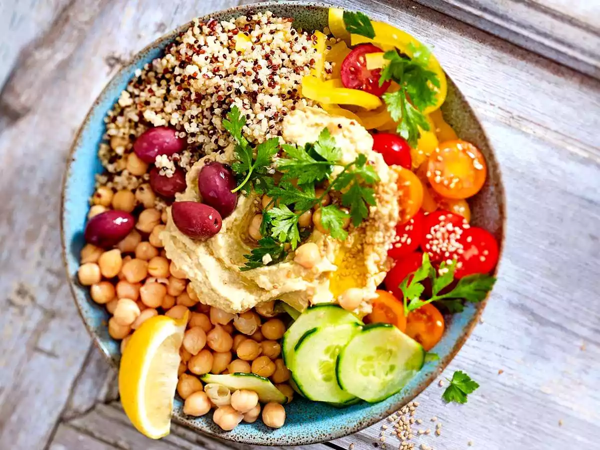 Mediterranean Bowl with quinoa and hummus