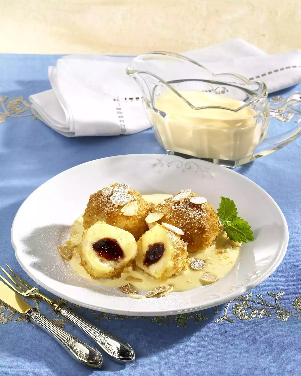 Quark semolina dumplings with plum jam
