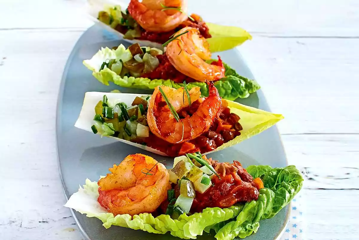 Salad boats with cucumber salsa, lentils and prawns