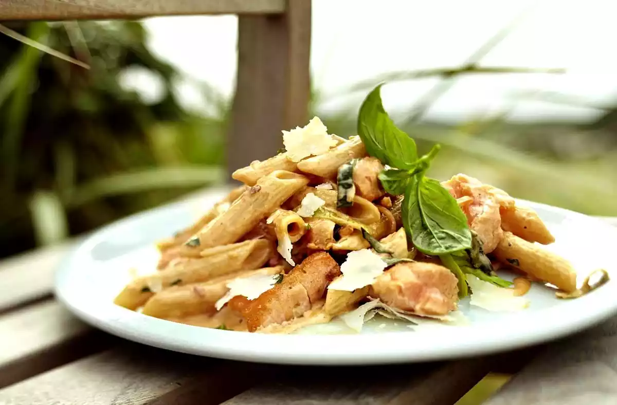 Spicy rigatoni with salmon in chilli-cheese cream