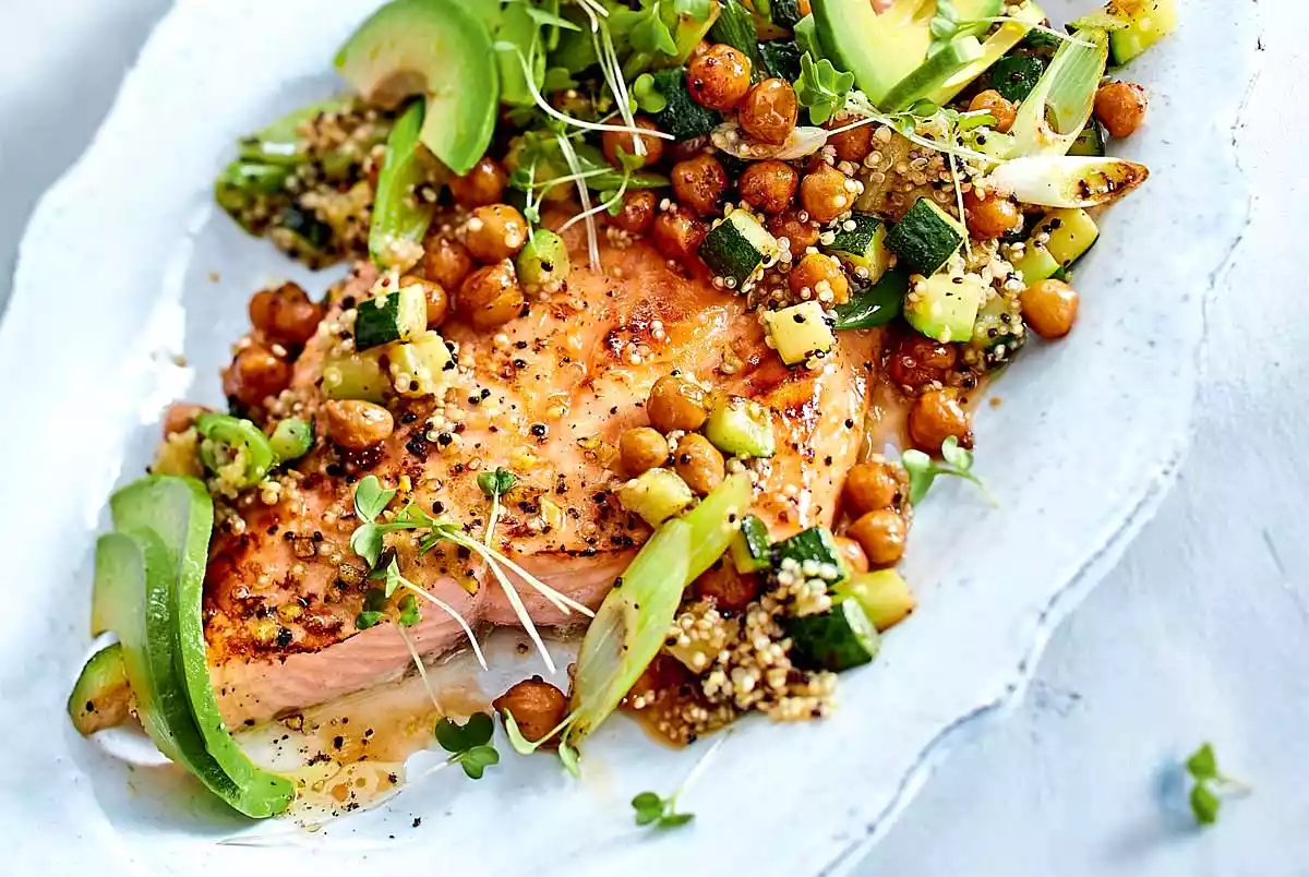 Superfood Deluxe with baked salmon