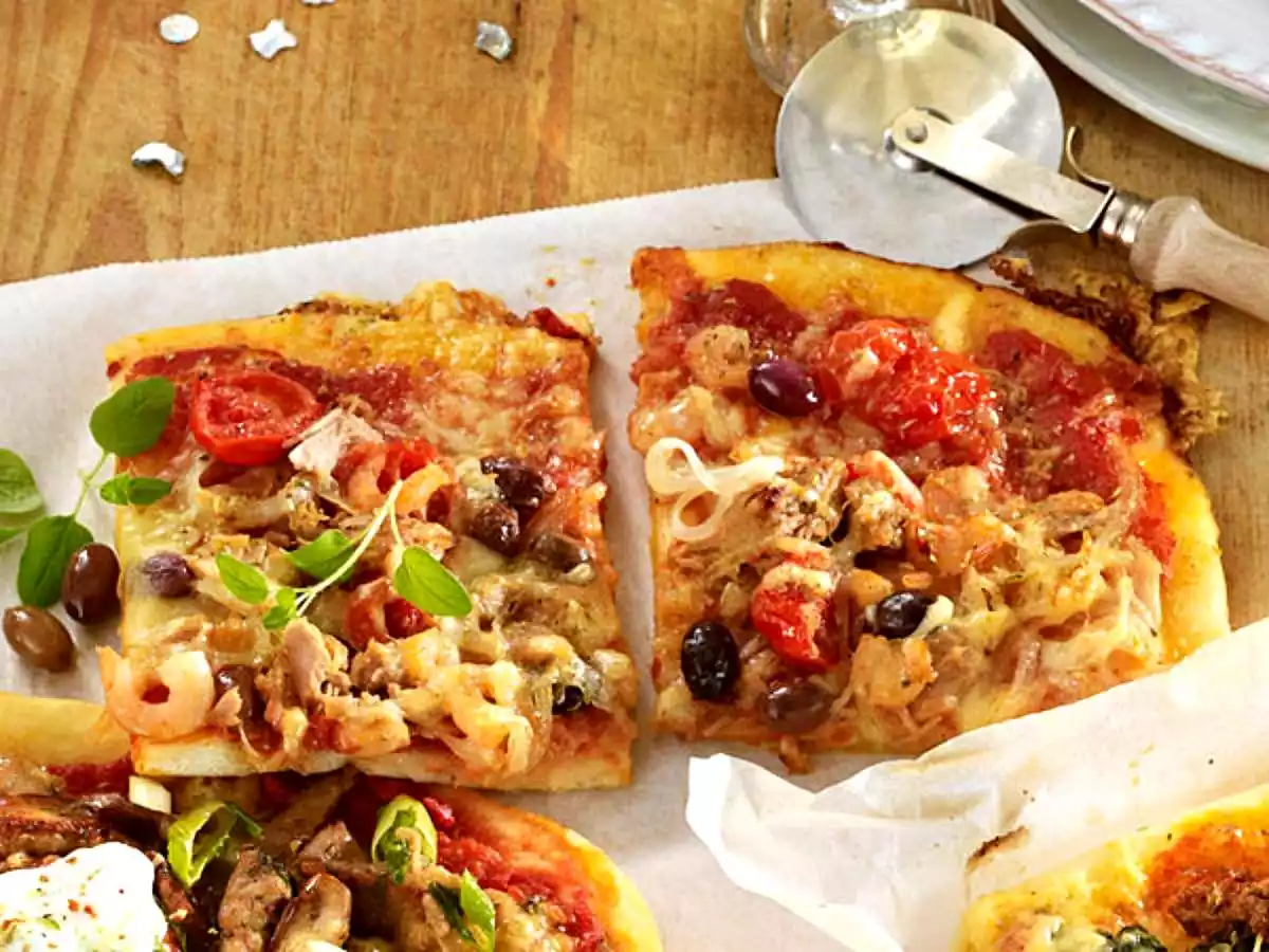 Tuna and shrimp pizza with cheese